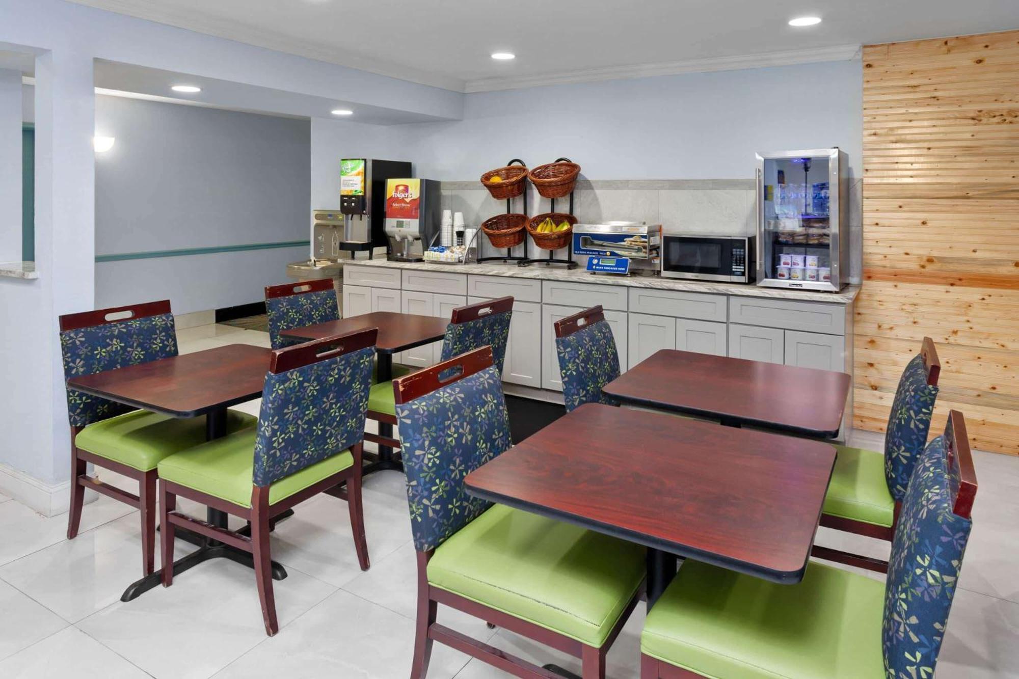 Days Inn & Suites By Wyndham Siler City Ngoại thất bức ảnh